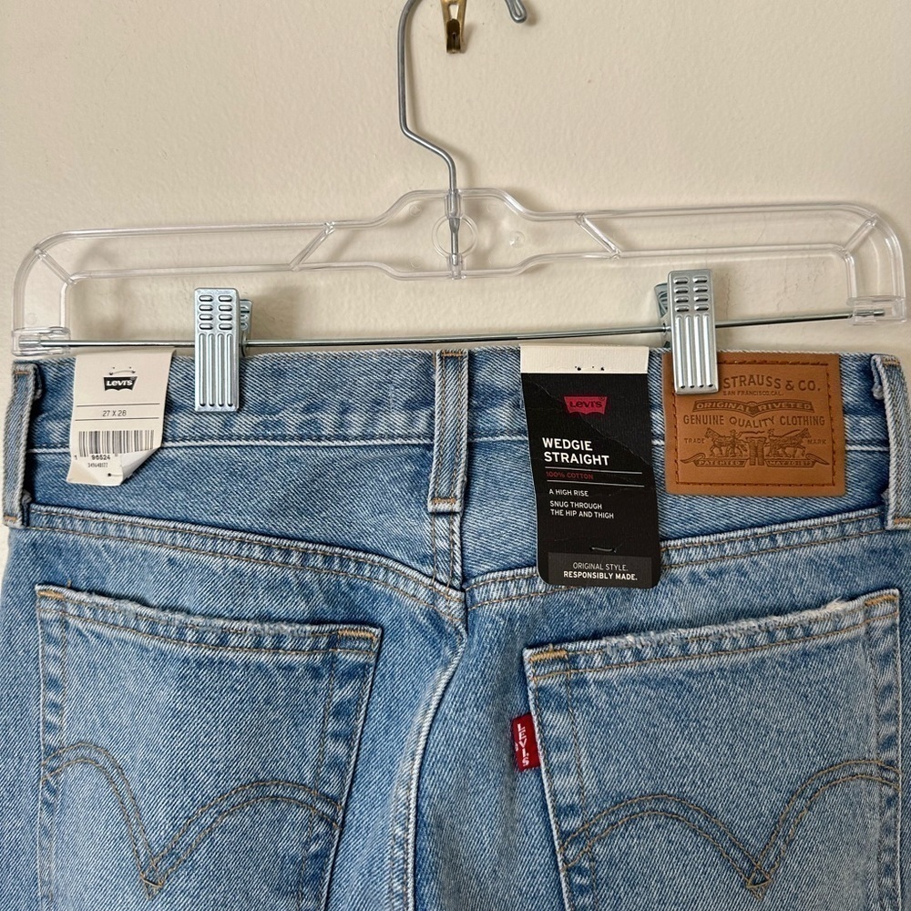 NWT Levi Jeans "Wedgie Straight" Lighter Wash Jeans - Picture 4 of 4